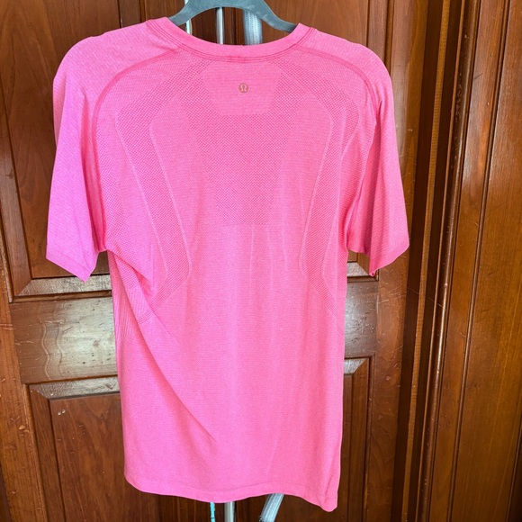 Lululemon Medium Metal Vent Tech Pink - Picture 2 of 3